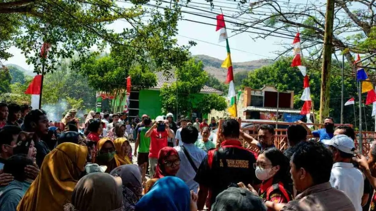 Ratusan warga menghadang tim Kejari Dompu usai menggeledah kantor Desa Tekasire, Kecamatan Manggelewa, Kamis (13/8). (Abdul Muis/Lombok Post)
