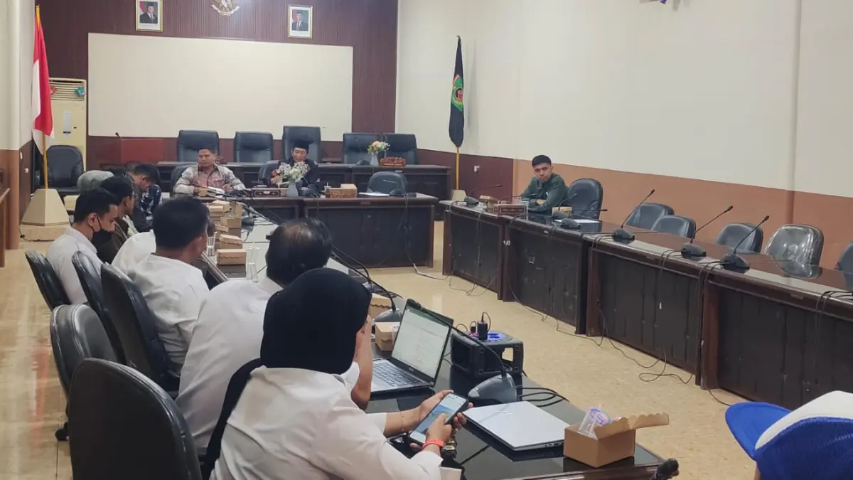 SAMPAIKAN KELUHAN: Para nelayan di Lombok Utara hearing dengan DPRD. Mereka meminta ada kemudahan mendapatkan BBM.