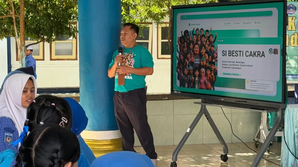 Siswa-siswi SMP Negeri 15 Mataram menyimak dengan saksama paparan materi mengenai literasi digital menggunakan platform "Si Besti Cakra" di pelataran sekolah, Mataram.