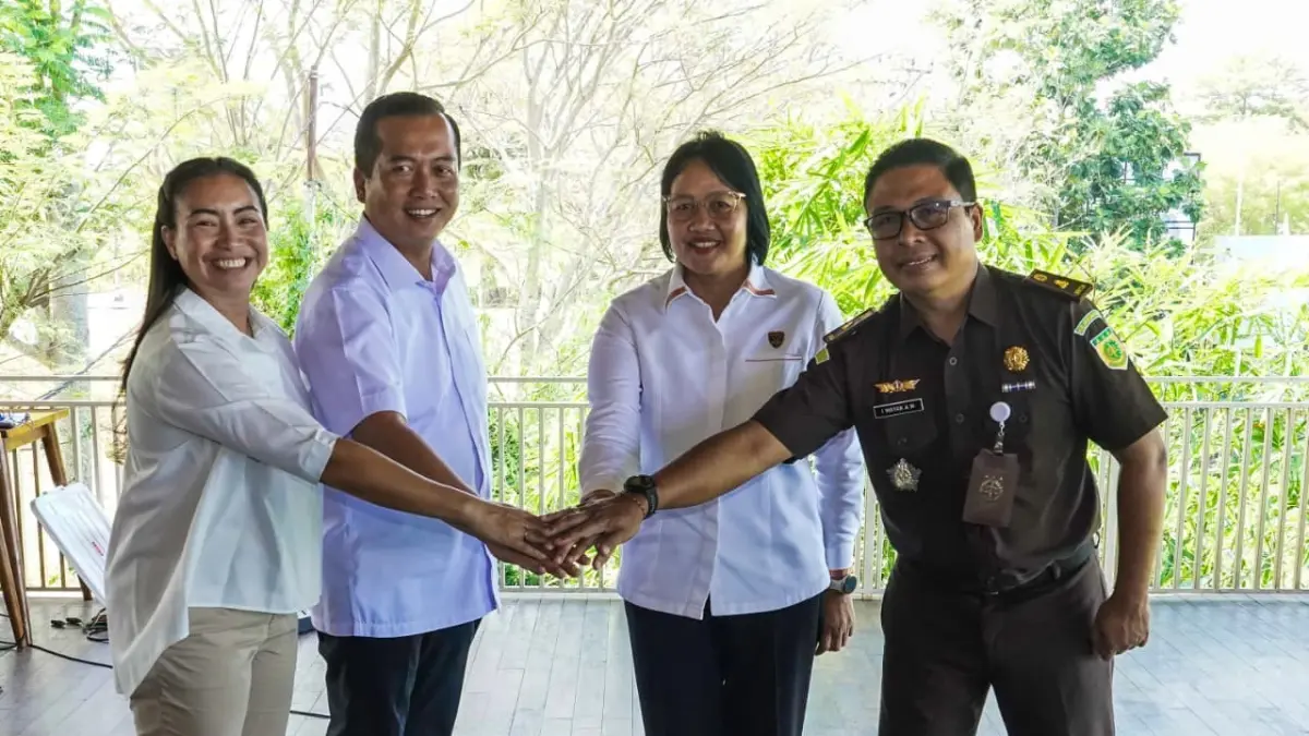 TPPO: Gubernur NTB Lalu Muhamad Iqbal bersama Ketua Yayasan ParTha Rahayu Saraswati, pejabat kepolisian dan kejaksaan saat menghadiri kegiatan Forum Kolaborasi Pencegahan dan Penanganan TPPO Gema Coffee, Mataram, Rabu (12/8).

