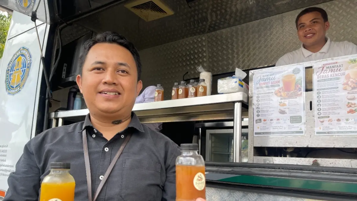 Ujud Supriaji memperlihatkan dua botol produk minuman herbal atau jamu yang dapat mendukung hidup sehat.