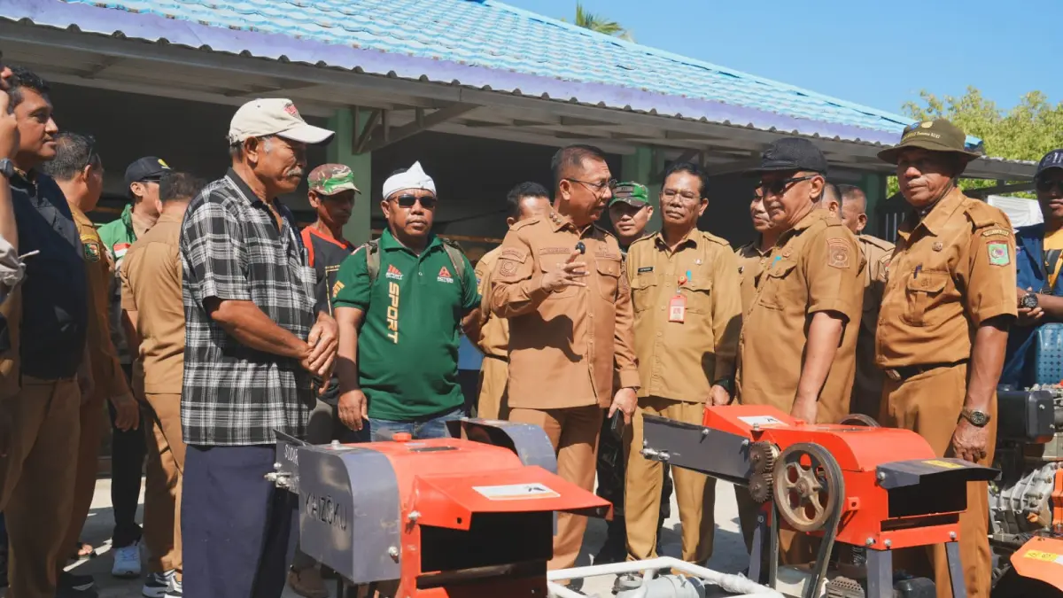 Wali Kota Bima HA Rahman H Abidin menyerahkan bantuan Saprodi di halaman Kantor Dinas Pertanian Kota Bima, Jalan Gindi, Kelurahan Jatiwangi, Selasa (11/8).