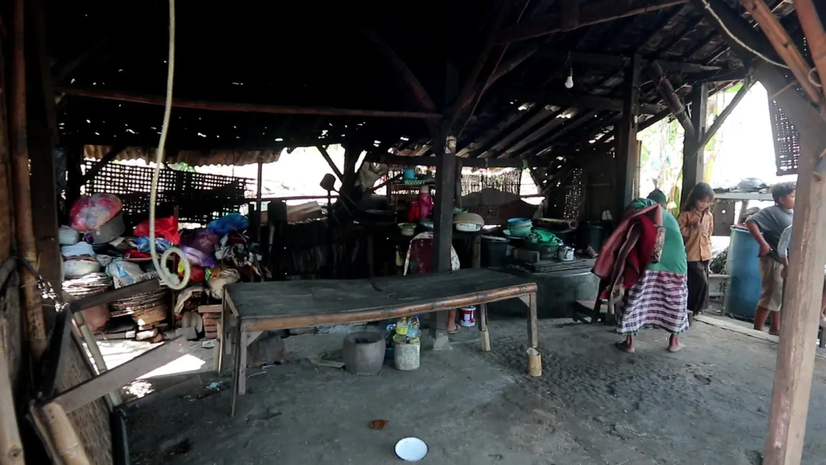 WARGA MISKIN: Suasana rumah warga yang tergolong miskin di Desa Jonggat, Loteng, beberapa waktu lalu.