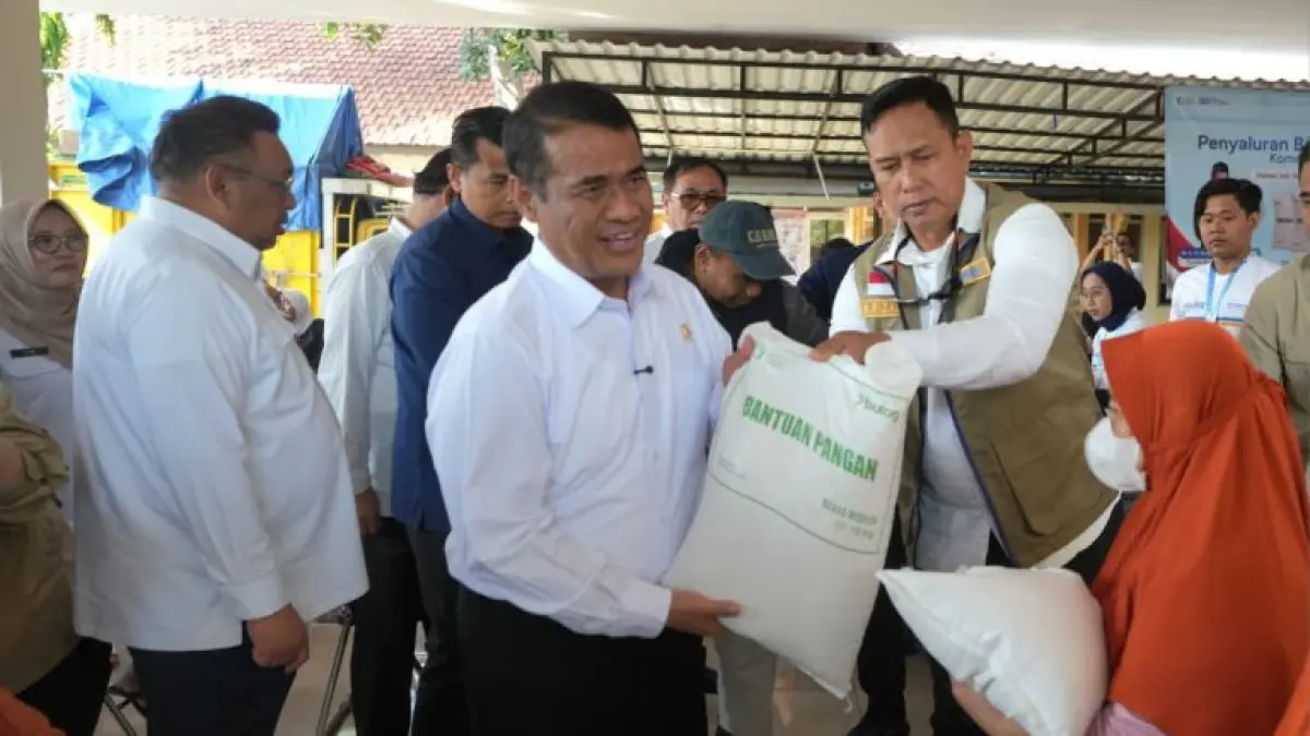 Aman Hingga September: Bapanas dan Dirut BULOG Serahkan Langsung Bantuan Pangan Beras 30 Kg ke Masyarakat untuk alokasi 3 bulan.