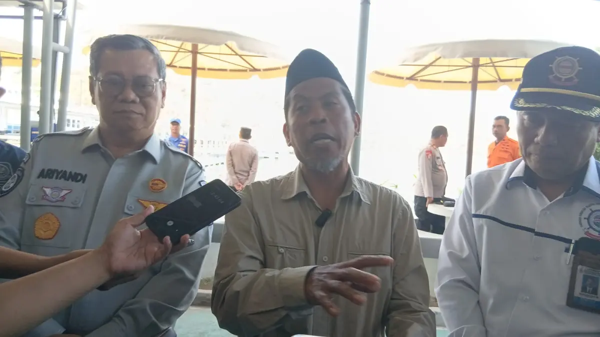 Anggota Komisi V DPR RI Abdul Hadi (tengah) bersama Ketua Umum DPP Gabungan Pengusaha Nasional Angkutan Sungai, Danau, dan Penyeberangan (Gapasdap) Khoiri Soetomo (kanan) meninjau langsung Posko SAR di Pelabuhan Lembar, Kabupaten Lombok Barat, Kamis (13/8).&nbsp;