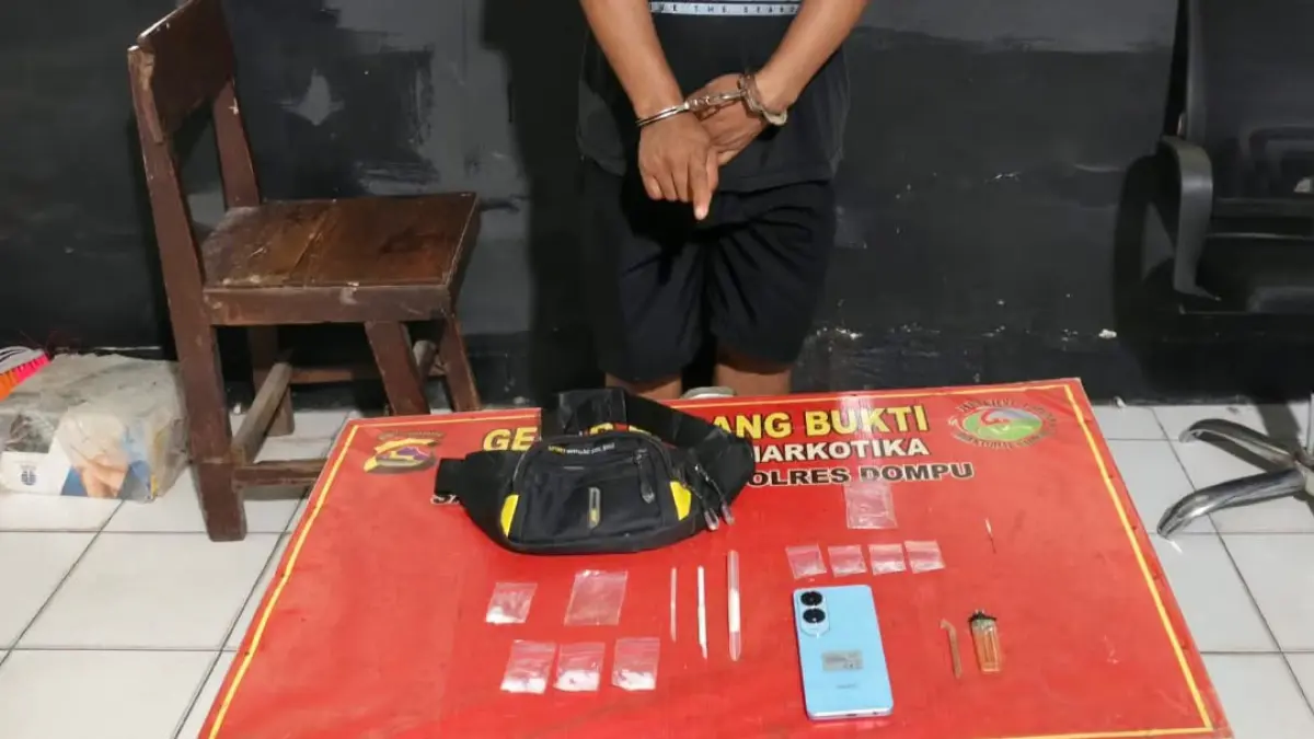 Anggota Satresn4rkoba Polres Dompu mengamankan barang bukti sabu dan lainnya dalam penggerebekan di rumah B di Kelurahan Kandai II, Kecamatan Woja, Rabu (12/8).