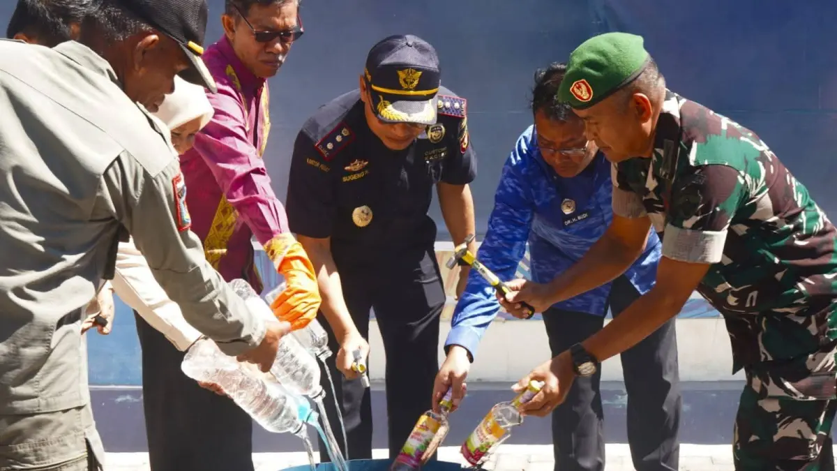Barang bukti sitaan Bea Cukai Sumbawa dimusnahkan di halaman Kantor Pengawasan dan Pelayanan Bea dan Cukai Tipe Madya Pabean C Sumbawa, Kamis (13/8).
