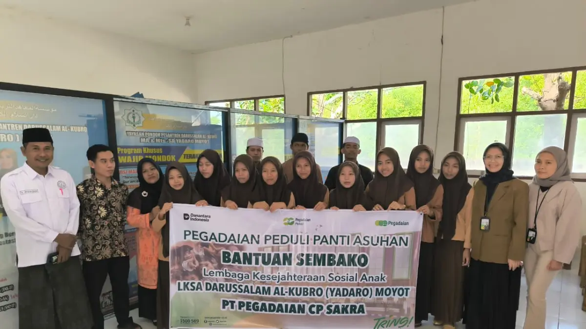 BENTUK KEPEDULIAN: Pimpinan Cabang Pegadaian Sakra Suciyati Tri Astuti menyerahkan bantuan bina lingkungan kepada lembaga penerima manfaat di Lombok Timur.
