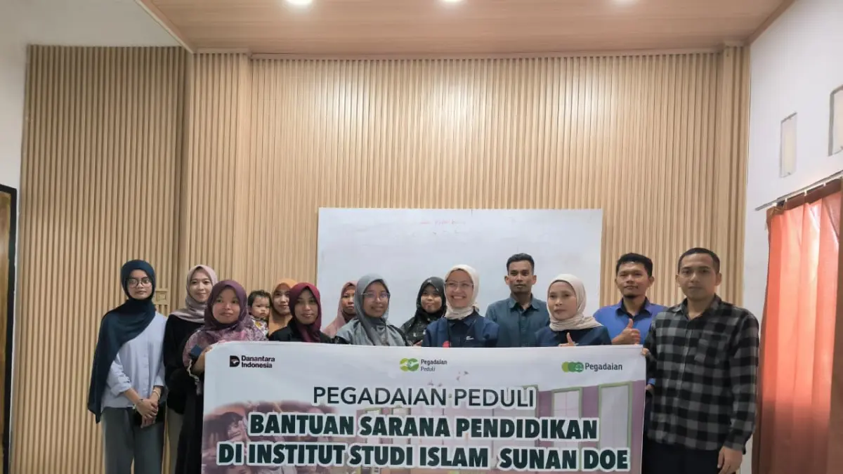 BENTUK KEPEDULIAN: Pimpinan Cabang Pegadaian Sakra Suciyati Tri Astuti menyerahkan bantuan bina lingkungan kepada lembaga penerima manfaat di Lombok Timur.