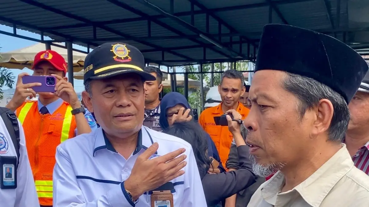 CARI SOLUSI BERSAMA: Anggota Komisi V DPR RI Abdul Hadi (kanan) bersama Ketua Umum DPP Gapasdap Khoiri Soetomo datang ke Pelabuhan Lembar, Lombok Barat, Kamis (13/8). (Foto: Toni/Lombok Post)

