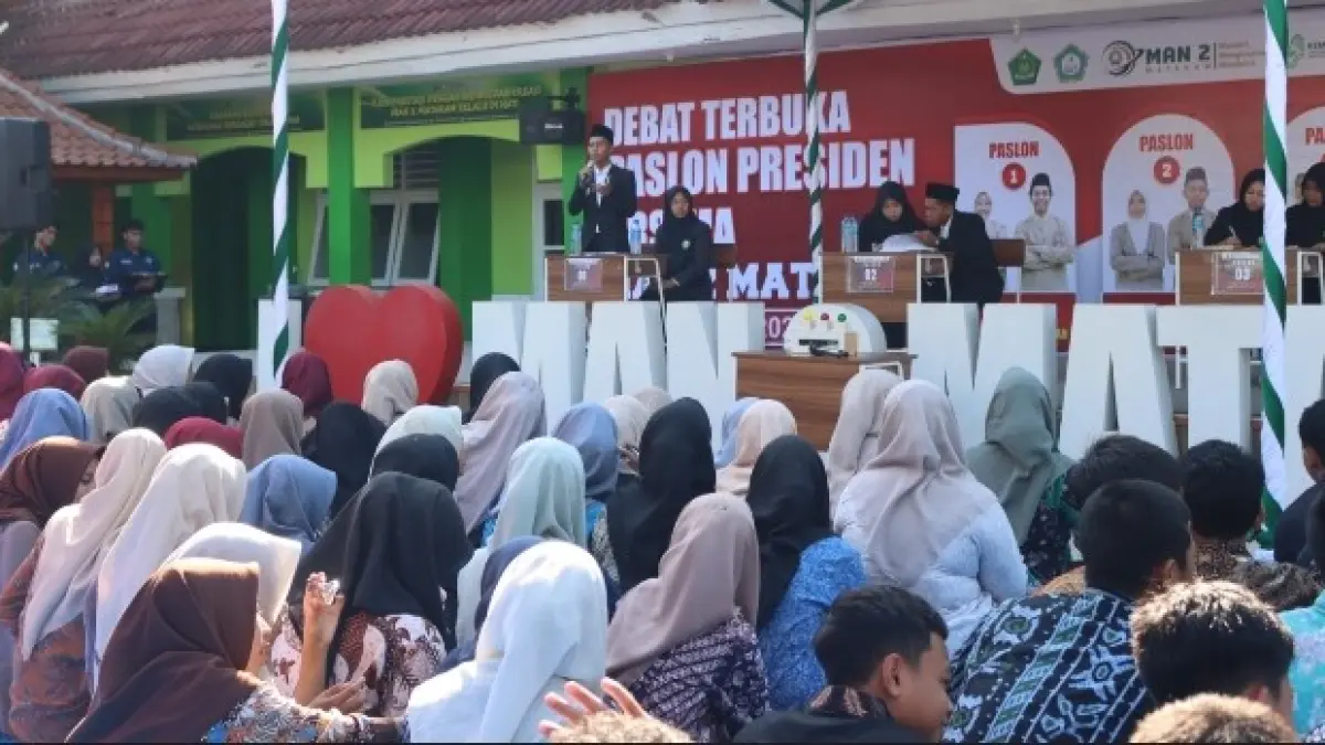 DEBAT PASLON: Para Paslon Prismada MAN 2 Mataram periode 2026-2027 melakukan debat terbuka di halaman madrasah setempat, Kamis (13/8).

