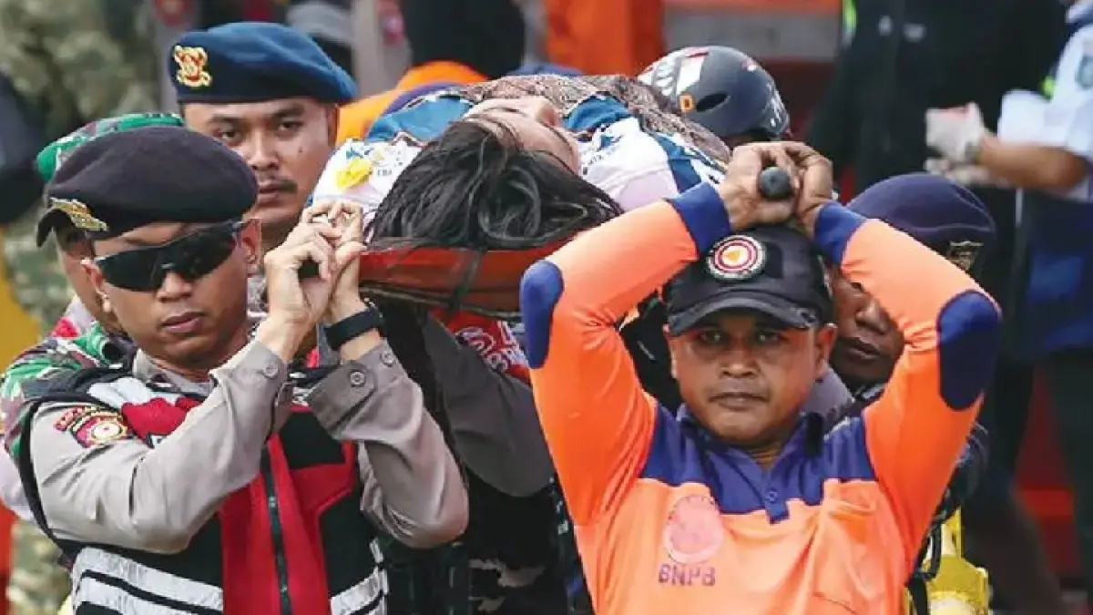 DIEVAKUASI: Tim SAR gabungan saat mengevakuasi penumpang KMP Putri Yasmin di Pelabuhan Lembar, 
Rabu (12/8). (IVAN/LOMBOK POST)