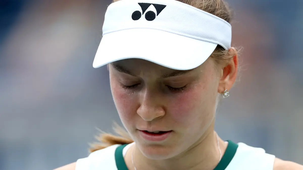 Elena Rybakina kehabisan tenaga setelah 11,5 jam di lapangan. Ia kalah dari Iga Swiatek di final Toronto dan kini memburu posisi nomor satu. (Getty Images via AFP)