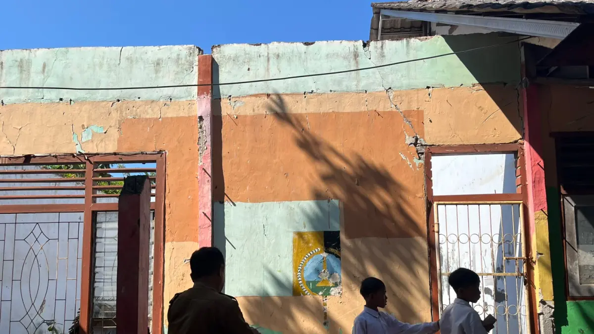GEDUNG RUSAK: Siwa-siswi SDN 2 Seruni Mumbul saat belajar di ruangan yang rusak akibat dihantam gempa Bumi 2018 lalu.&nbsp;
