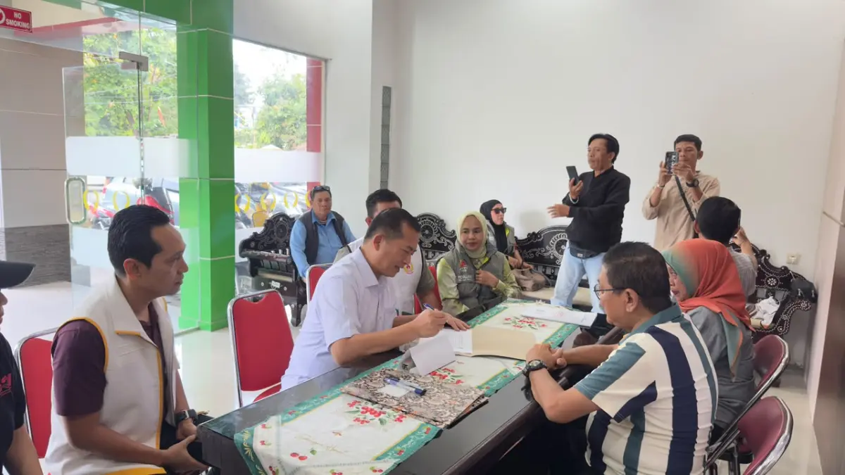 Gubernur NTB Lalu Muhamad Iqbal resmi mendaftar sebagai calon ketua KONI NTB di Sekretariat KONI NTB, Jumat (14/8).