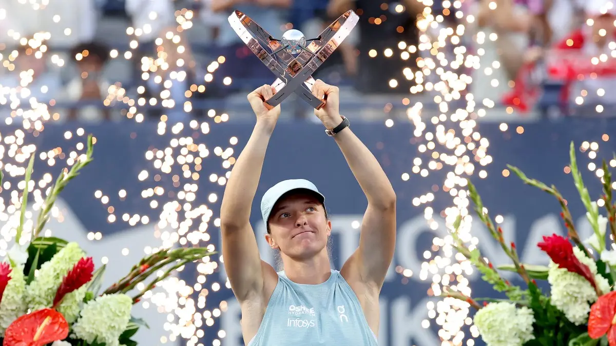 Iga Swiatek mengakhiri paceklik gelar 2026 setelah mengalahkan Elena Rybakina di final Toronto. Ia kini mengoleksi 12 gelar WTA M1000. (Getty Images via AFP)