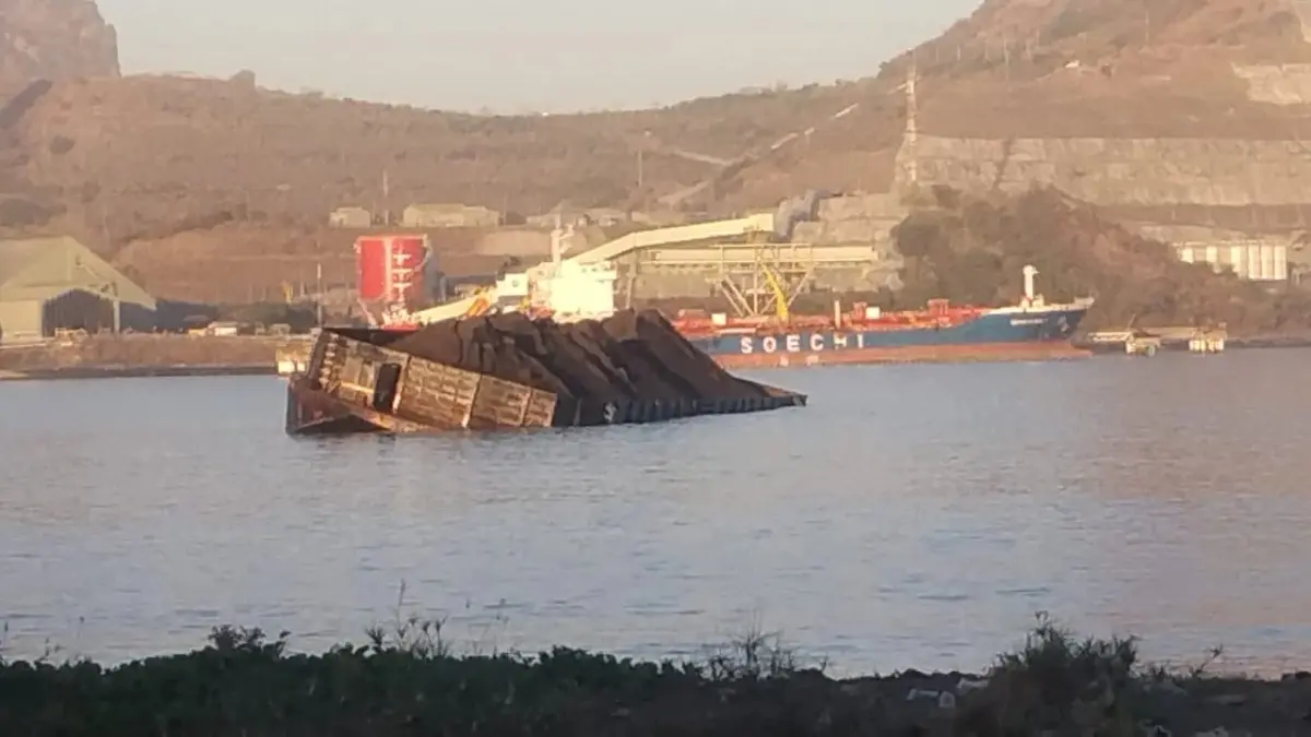 Inilah kapal tongkang yang tenggelam di Pelabuhan Benete, KSB, pekan lalu.&nbsp;