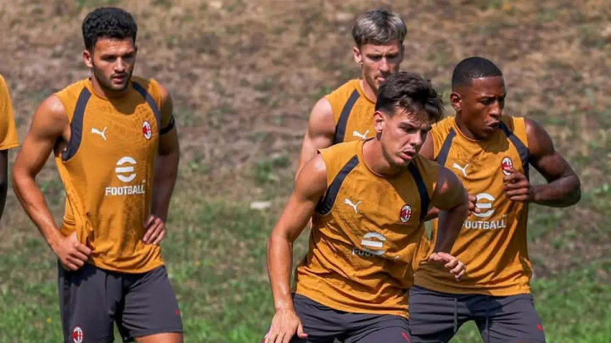 JAGA KEBUGARAN: Para pemain AC Milan berlatih bersama. (Istimewa) 