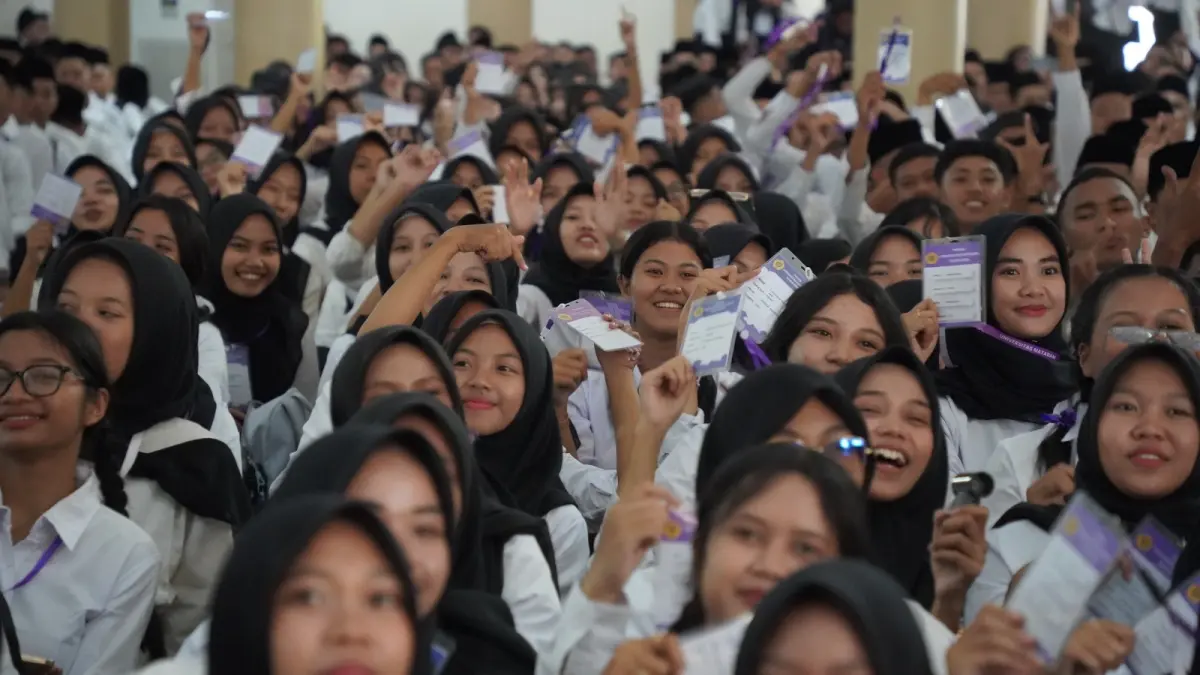 MAHASISWA BARU: Mahasisa baru Unram saat mengikuti PKKMB di Auditorium Abu Bakar Unram, Senin lalu (10/8). Mahasiswa baru  Unram diajak belajar dan berdampak.

