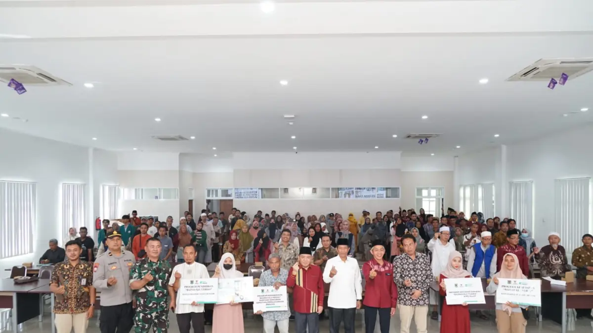 PENERIMA MANFAAT: Bupati Najmul Akhyar (enam dari kanan, depan) usai menyerahkan sejumlah bantuan kepada mustahik.