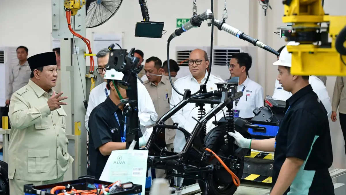 Presiden Prabowo Subianto meresmikan program Motor Listrik Nasional (Molinas) di fasilitas produksi ALVA, Cikarang, Jawa Barat, Kamis (13/8).