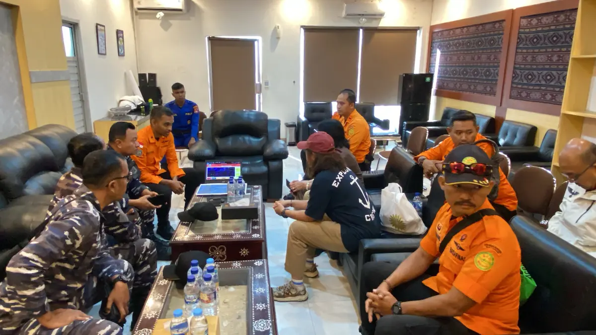 Rapat Tim SAR Gabungan yang akan mengerahkan tiga SRU untuk memperluas pencarian korban KMP Putri Yasmin di perairan Selat Lombok, Jumat (14/8).