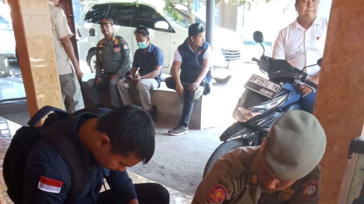 ROKOK ILEGAL: Personel Satpol PP Lombok Timur bersama sejumlah pihak terkait, saat melakukan operasi pemberantasan peredaran rokok ilegal di Kecamatan Masbagik