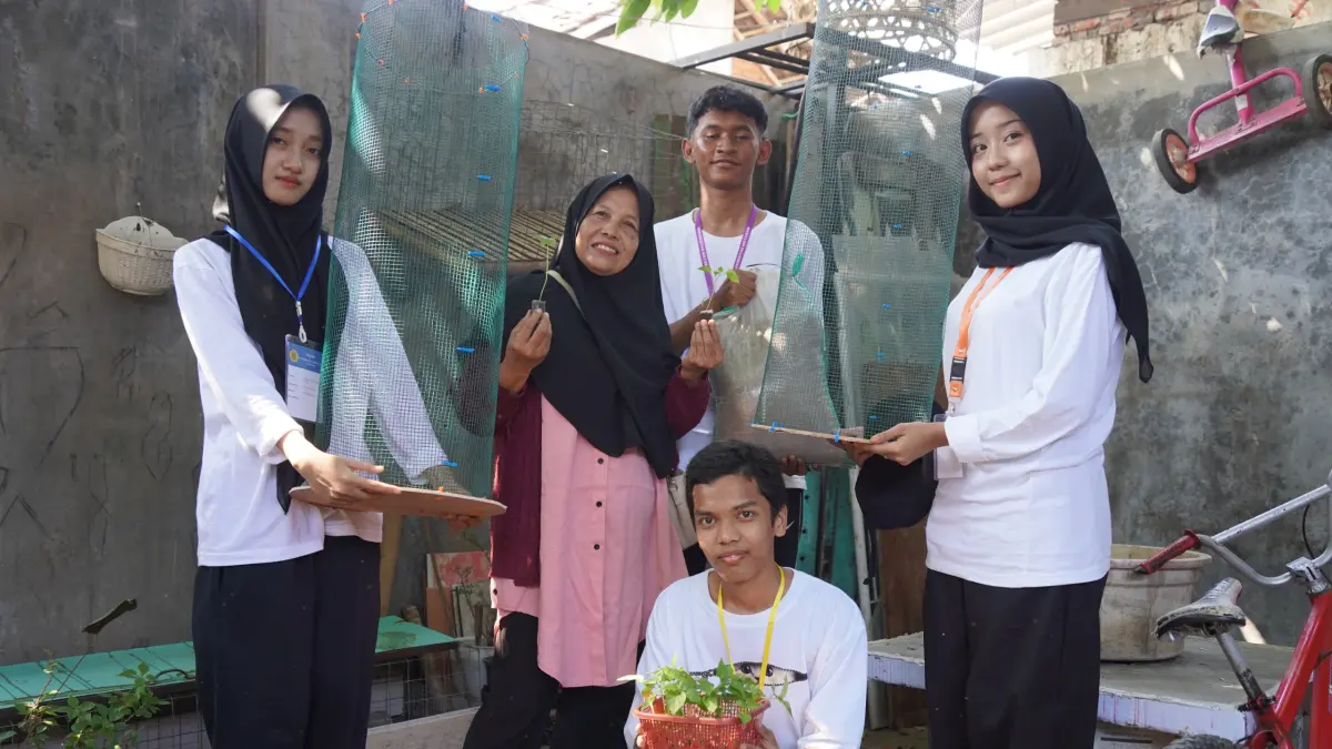 TURUN KE MASYARAKAT: Mahasiswa baru Unram berikan bibit cabai dan edukasi warga tentang pengelolaan sampah dan ketahanan pangan, Rabu (12/8).