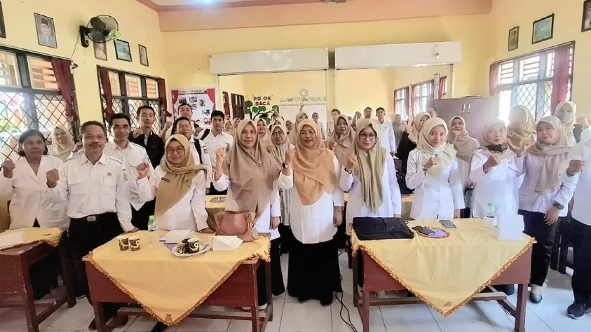 WORKSHOP: Para kepala SD dan guru TPK foto bersama di sela-sela workshop analisis rapor pendidikan di SDN 68 Mataram, pekan lalu.

