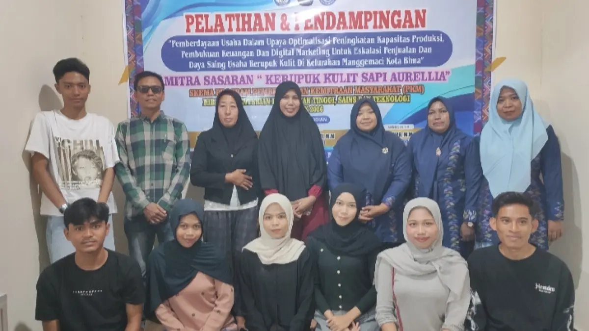Ketua Tim PkM STIE Bima Aliah Pratiwi M. Ak bersama anggota tim dosen lainnya Intisari Haryanti MM dan Jaenab MM berfoto bersama usai memberikan pendampingan bagi para pelaku usaha di sentra kerupuk kulit Aurellia Kelurahan Manggemaci, Kecamatan Mpunda, Kota Bima.&nbsp;