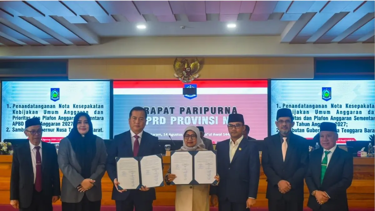 KUA-PPAS: Gubernur NTB Lalu Muhamad Iqbal didampingi Wagub Indah Dhamayanti Putri dan Sekda NTB Abul Chair saat penandatanganan Nota Kesepakatan KUA-PPAS APBD 2027 bersama Ketua DPRD NTB Baiq Isvie Rupaeda dan unsur pimpinan DPRD dalam Rapat Paripurna DPRD Provinsi NTB di Ruang Rapat DPRD NTB, Jumat (14/8). (DISKOMINFOTIK NTB/LOMBOK POST)
