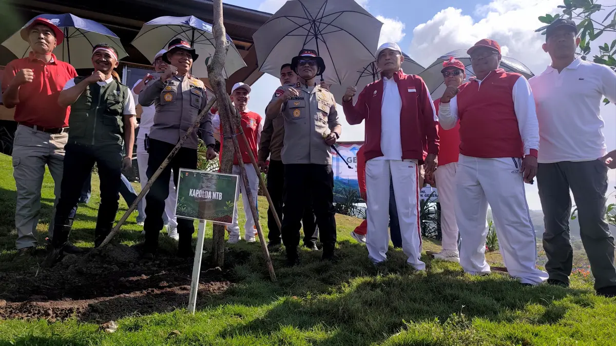 Kapolda NTB Irjen Pol Kalingga Rendra Raharja (paling tengah) didampingi Bupati Loteng Lalu Pathul Bahri (empat kanan) beserta jajaran Polda NTB dan Pemkab Loteng berfoto bersama usai menanam pohon di Bukit 360, Sirkuit Internasional Mandalika, Lombok Tengah, Jumat (14/8).