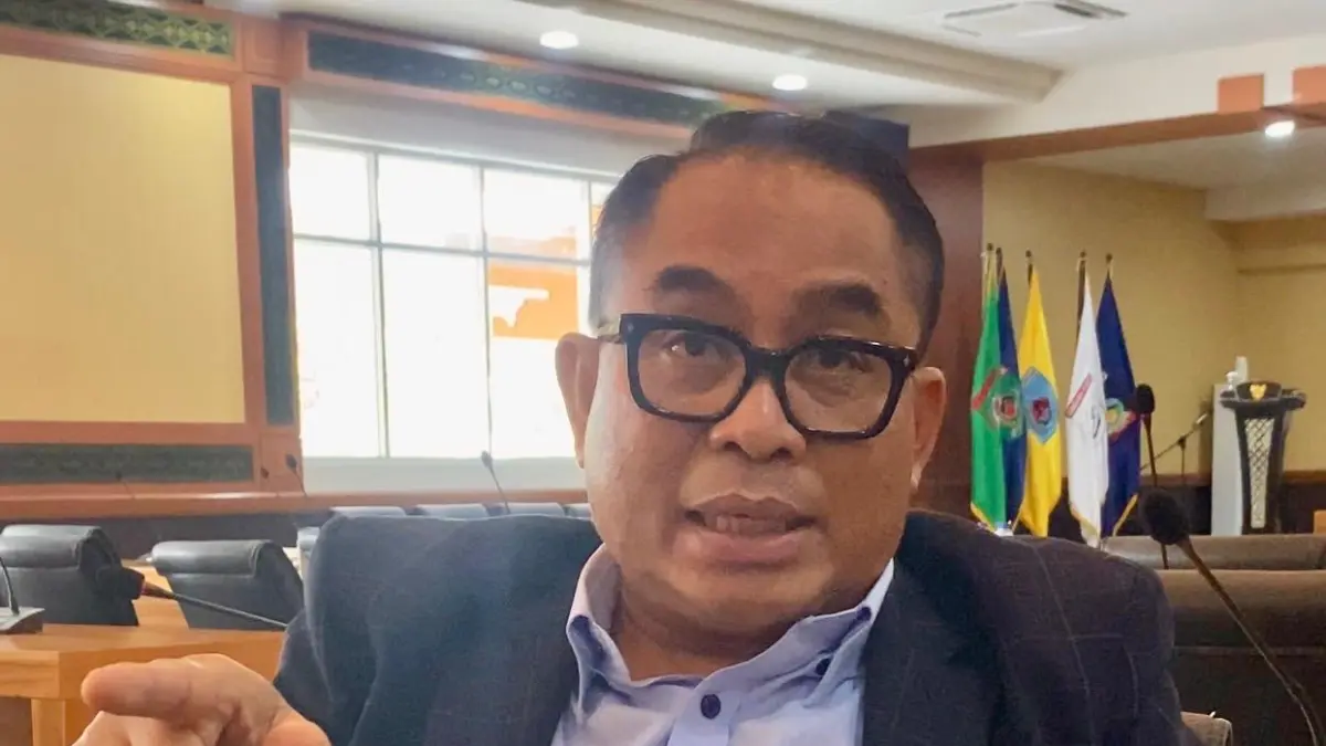BERI APRESIASI: Ketua Fraksi Gerindra DPRD NTB Sudirsah Sujanto memberikan keterangan pers terkait pembahasan APBD NTB di Kantor Gubernur NTB, Jumat (14/8).

​
