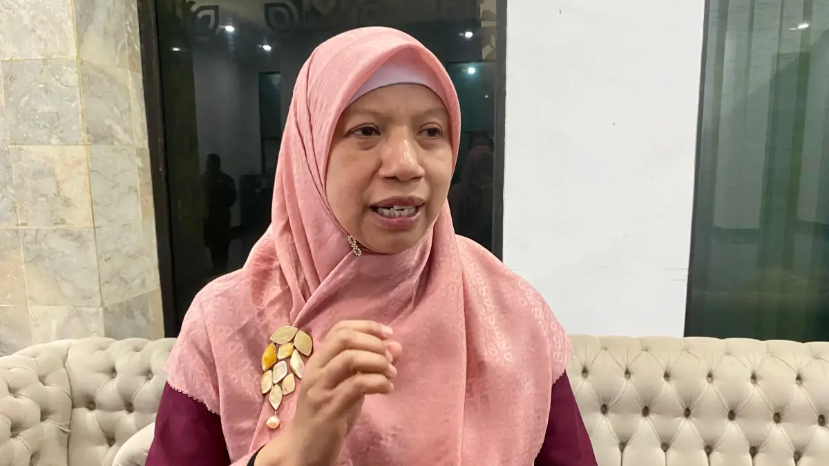 BERI PENJELASAN: Wakil Bupati Lombok Barat (Lobar) Nurul Adha akhirnya memberikan klarifikasi resmi terkait pemanggilan dirinya oleh Komisi Pemberantasan Korupsi (KPK). (Foto: Toni/Lombok Post)