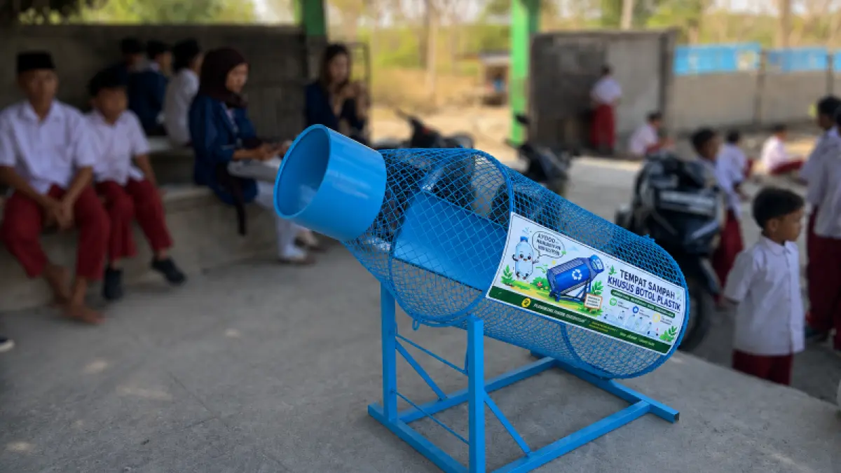 BERMANFAAT: Tempat Sampah Botol Ergonomis bantuan tim pengabdian Unram terpasang di SDN 02 Paremas, Lombok Timur, sebagai sarana edukasi dan pembiasaan memilah sampah plastik sejak dini.