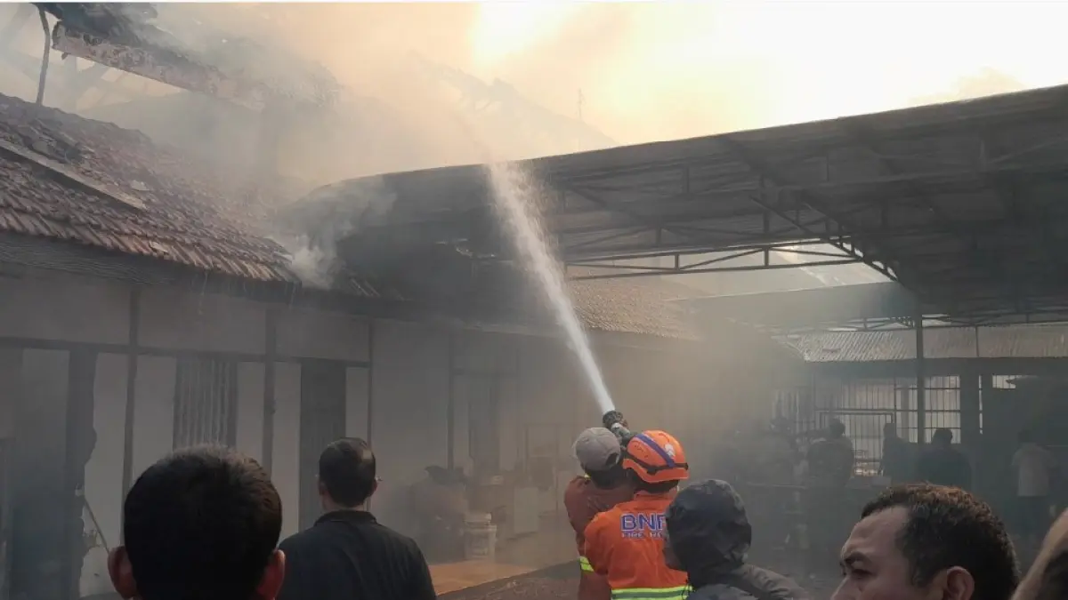 DILALAP JAGO MERAH: Petugas gabungan berjibaku memadamkan kebakaran Lapas Kelas IIB Ngawi, Jumat (14/8). (ASEP SYAEFUL BACHRI/ RADAR NGAWI GRUP JAWA POS)