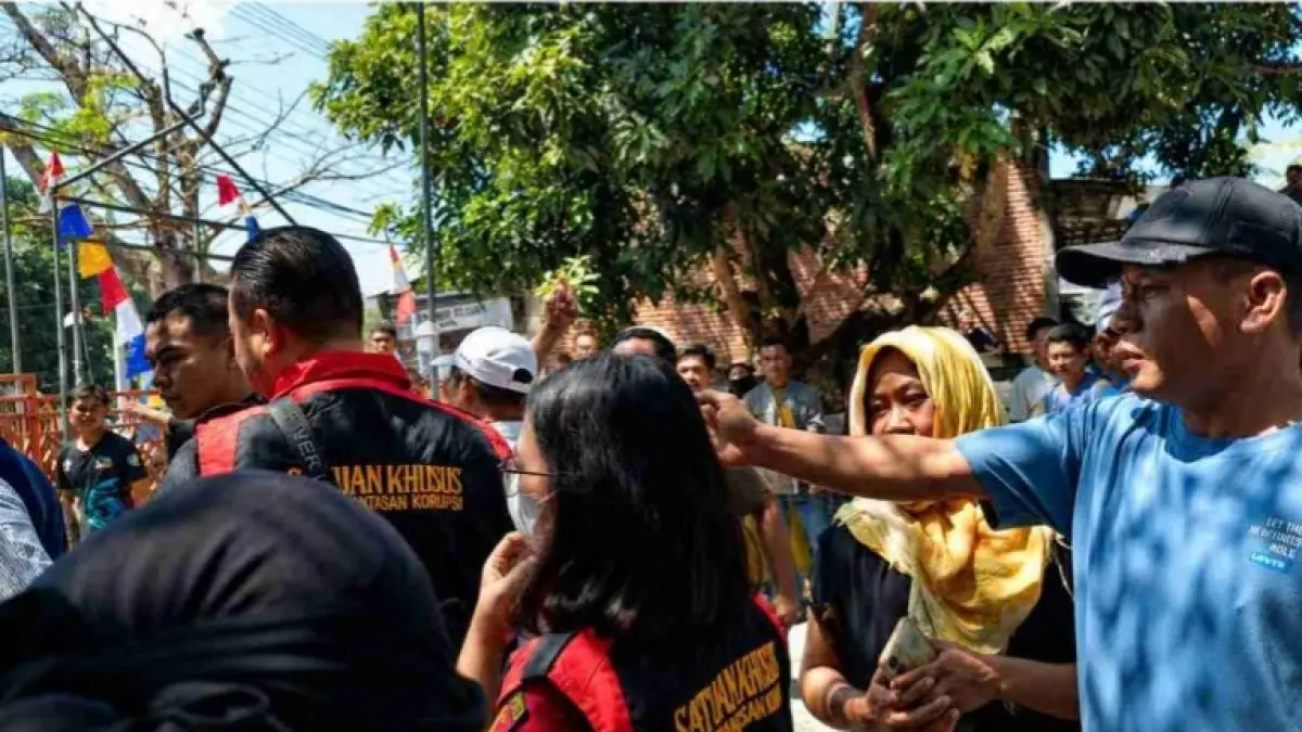 Dua petugas Kejari Dompu saat keluar dari kantor Desa Tekasire, Kamis (13/8).