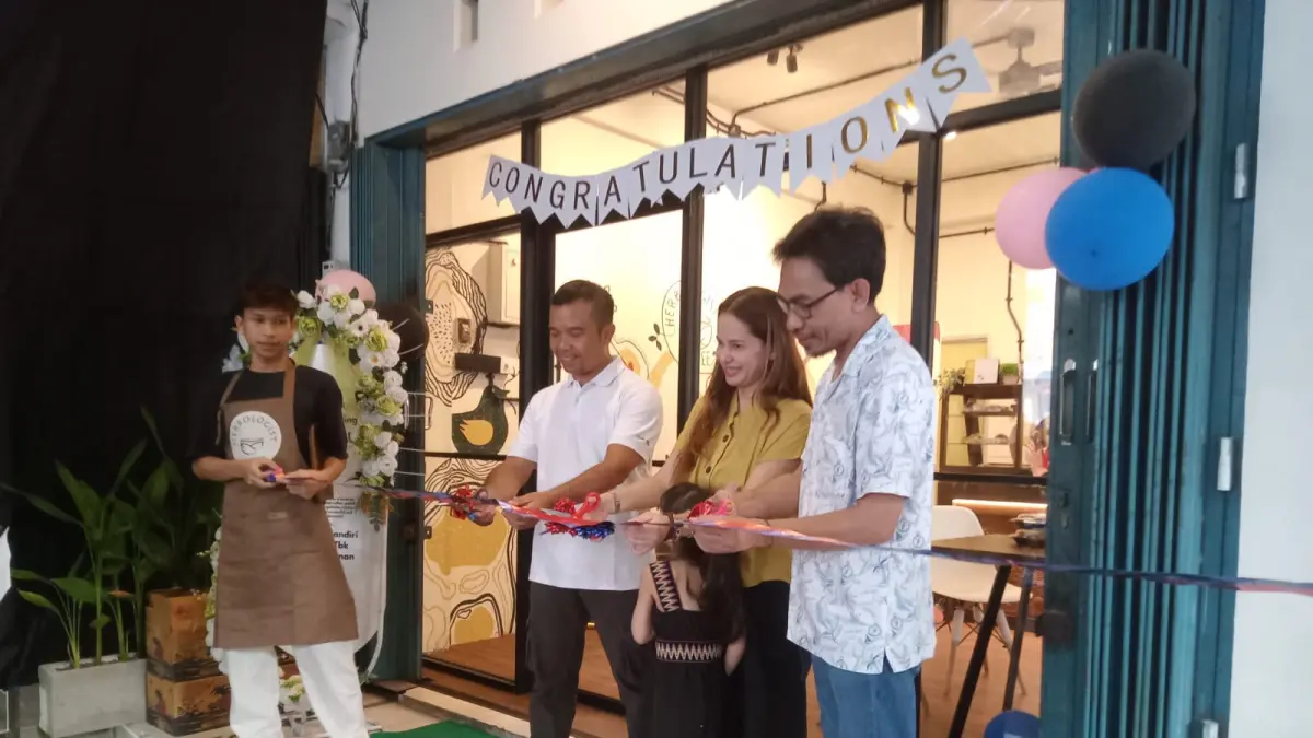 GRAND OPENING: (dari kanan) Owner Herbologis Cafe, Tamam, Syafiqah Nazri dan Lurah Pejarakan Karya Mulhakim