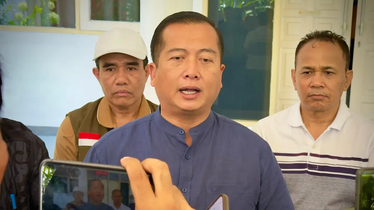 Gubernur NTB Lalu Muhamad Iqbal (tengah), saat temu media usai menggelar rapat terbatas membahas pengiriman bantuan ke Flores, NTT, bersama sejumlah kepala OPD, di Pendopo Gubernur NTB, Sabtu siang (15/8). (YUYUN/LOMBOK POST)