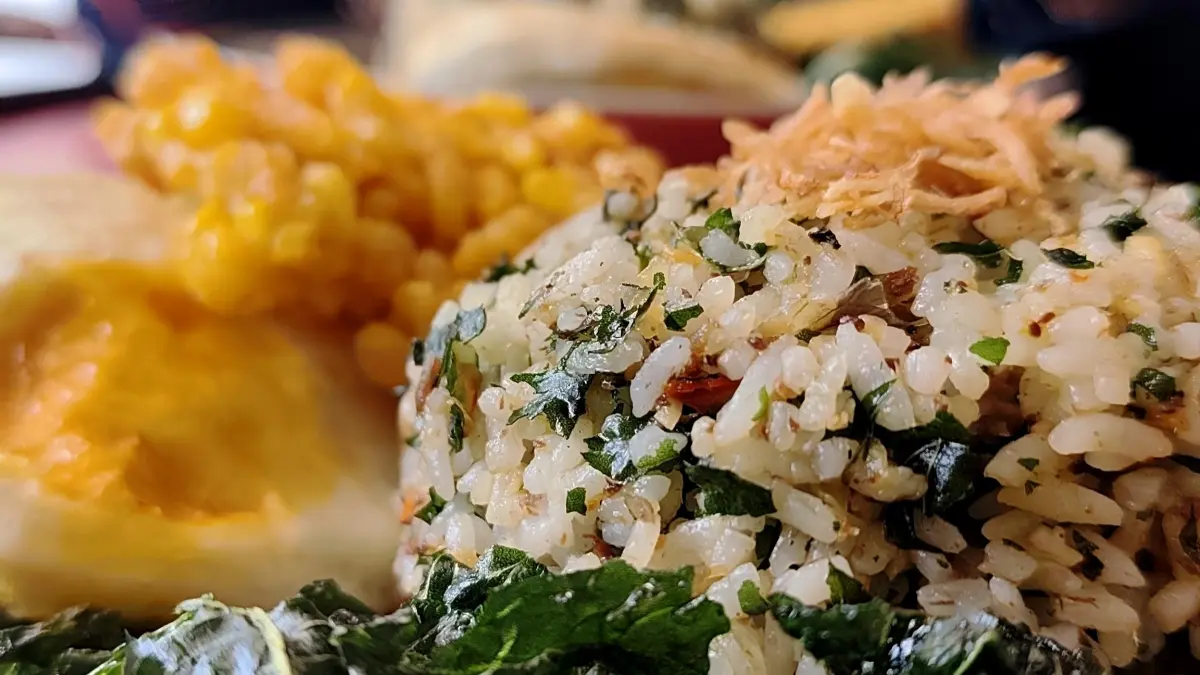 GUGAH SELERA: Inilah penampilan menu andalan Nasi Gurih Pindang yang hadir di Warung Kaki Lima, Kota Praya, Lombok Tengah. 
