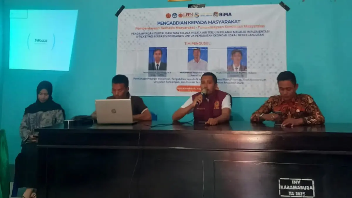 Ketua Tim PkM UM Bima Muhammad Rasyad Al Fajar (dua kanan) menyampaikan materi penguatan tata kelola pariwisata berbasis digital melalui Program PkM di Wisata Air Terjun Pelangi, Desa Karamabura, Dompu, beberapa hari lalu.