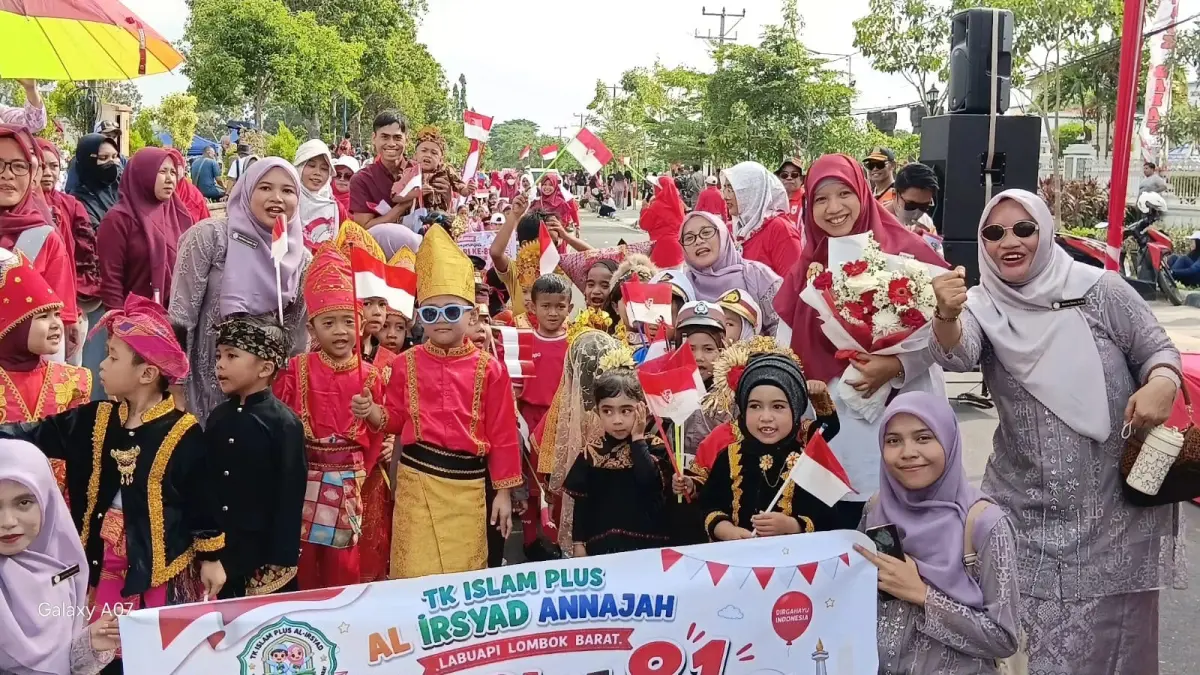 Pemerintah Kabupaten Lombok Barat menggelar Lomba Gerak Jalan Tepat Waktu dan Pawai Alegoris dalam rangka menyemarakkan Hari Ulang Tahun (HUT) Kemerdekaan Republik Indonesia ke-81. Rangkaian acara yang berlangsung meriah tersebut terpusat di depan Pendopo Bupati Lombok Barat, Sabtu (15/8/2026).