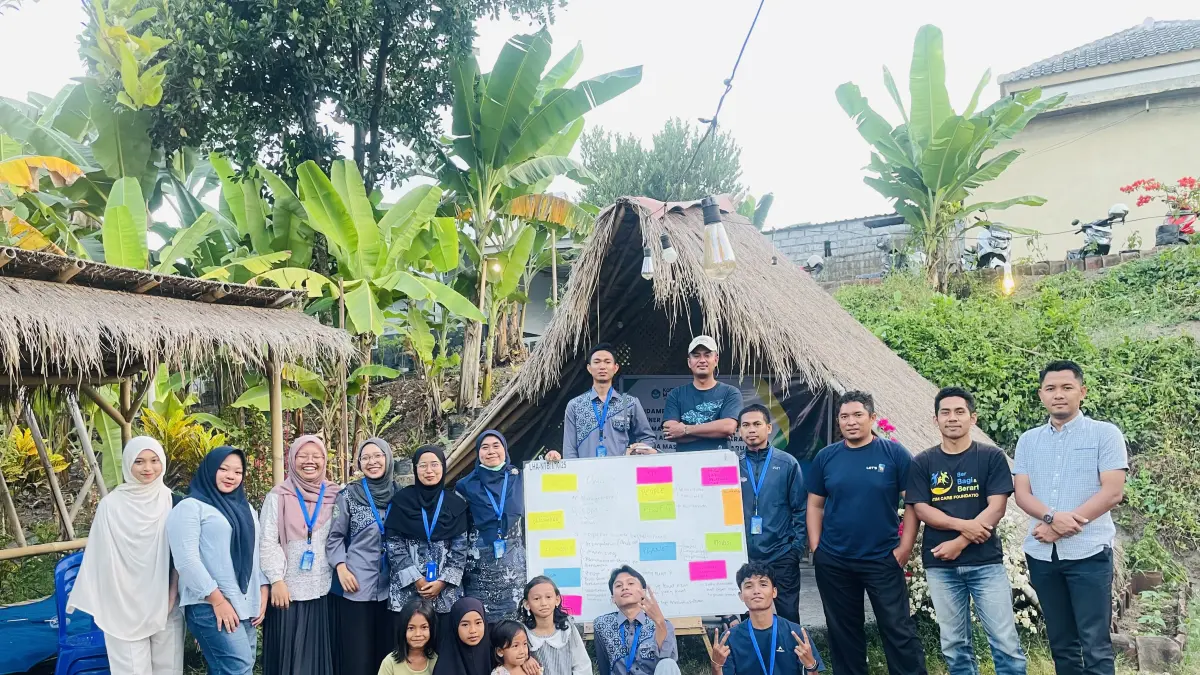 OLAH PRODUK: Tim Pengabdian Kepada Masyarakat Universitas Hamzanwadi foto bersama dengan karang Taruna Karya Sejahtera seusai kegiatan pendampingan.&nbsp;