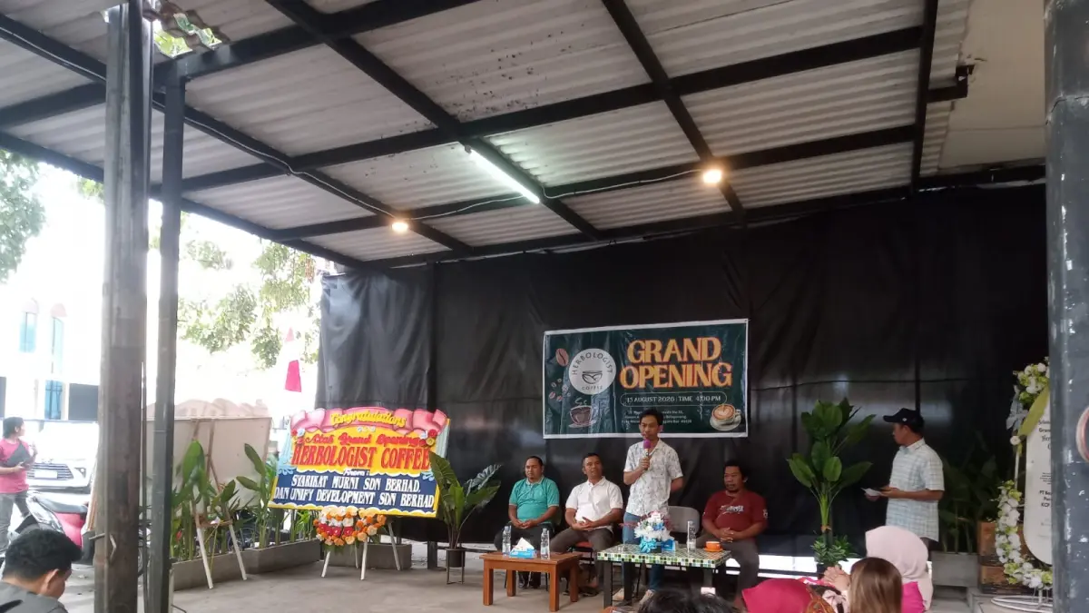 Owner Herbologis Cafe Tamam memperkenalkan konsep kafenya sebagai ruang kreatif anak muda untuk ngopi, berdiskusi, dan membangun jejaring.