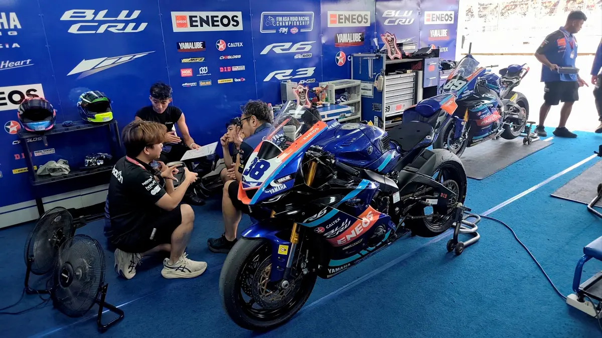 Pembalap NTB Arai Agaska Dibani Laksana (dua kiri) saat berdiskusi dengan tim mekanik Yamaha Racing Indonesia usai balapan di ARRC 2026 seri keempat di Sirkuit Internasional Mandalika, Lombok Tengah. 