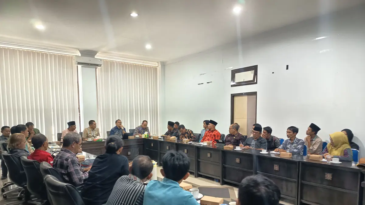 PERATURAN BERSAMA: Para tokoh dari empat desa penyangga Gunung Rinjani membahas peraturan bersama terkait tata kelola pendakian dari jalur selatan.

&nbsp;