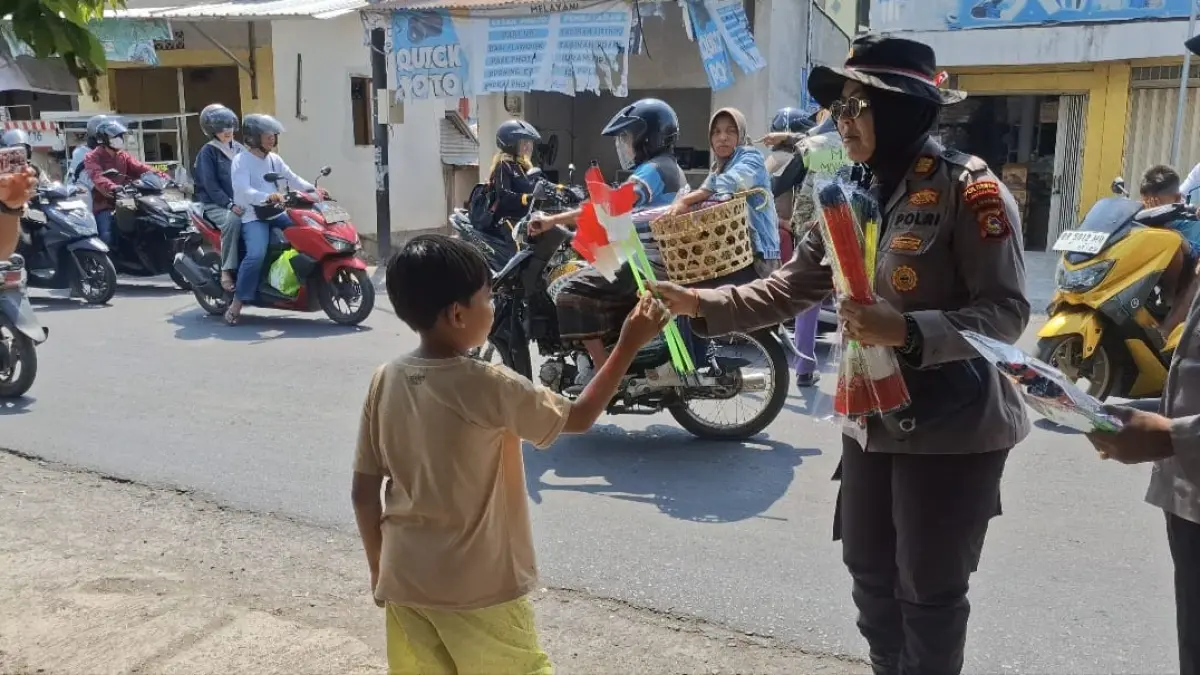 Sambut HUT RI ke-81, Polsek Lingsar Bagikan Bendera Merah Putih kepada Pengguna Jalan.