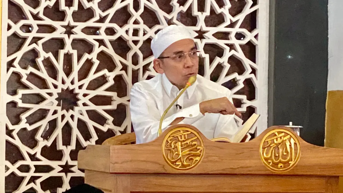 SAMPAIKAN PESAN KEBANGSAAN: TGB M Zainul Majdi saat mengisi kajian tafsir Alquran di Masjid Hubbul Wathan Islamic Center Mataram, Jumat (14/8). (Foto: Toni/Lombok Post)

