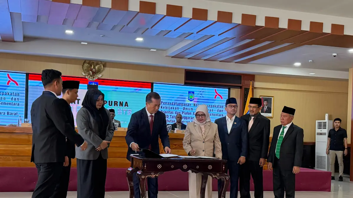 SEPAKAT: Ketua DPRD NTB Baiq Isvie Rupaeda menandatangani Nota Kesepakatan KUA-PPAS APBD 2027 bersama Gubernur NTB Lalu Muhamad Iqbal dalam Rapat Paripurna DPRD NTB, Jumat (14/8).
