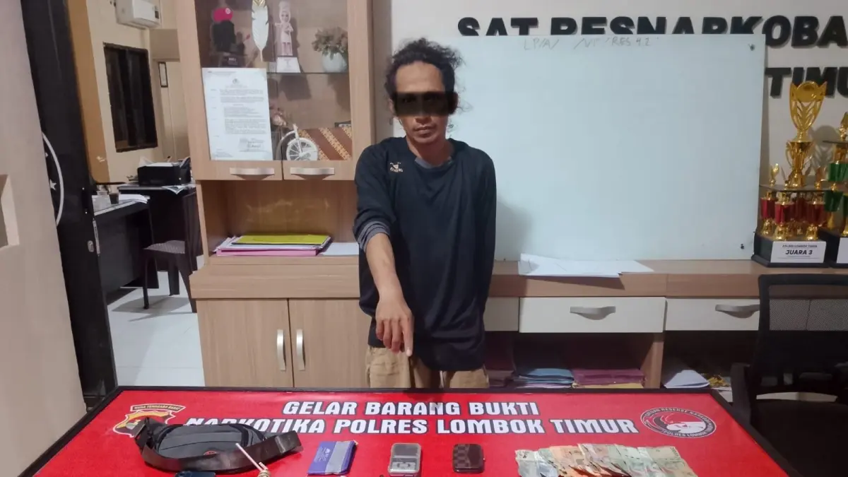 TANGKAP: Terduga pelaku pengedar narkoba di Kecamatan Sambelia saat ditangkap polisi